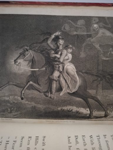 Un jinete con una mujer a su lado galopa por un paisaje oscuro y sombrío.