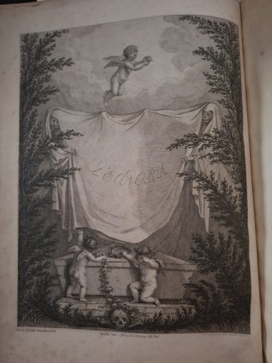 Angel sobre un fondo nublado, rodeado de niños y cortinas en un paisaje sereno.